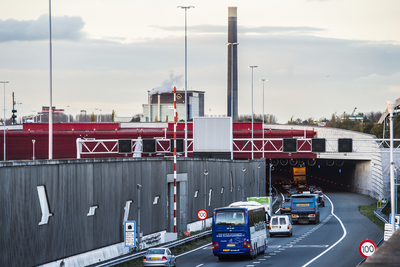 910685 Gezicht op de Leidsche Rijntunnel te Utrecht met op de achtergrond de Eneco fabriek.